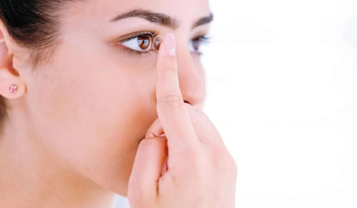 How To Tell If The Contact Lens Is Still In The Eye
